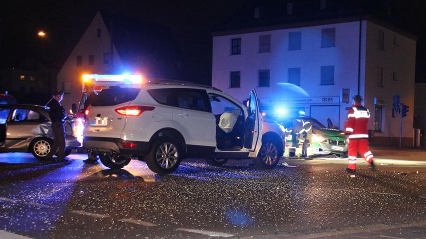 Opelfahrer übersieht Polizeiauto: Kollision in Fürth 