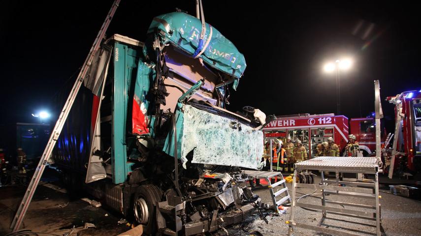Fast ungebremst auf Pannen-Lkw: Trucker stirbt im Führerhaus