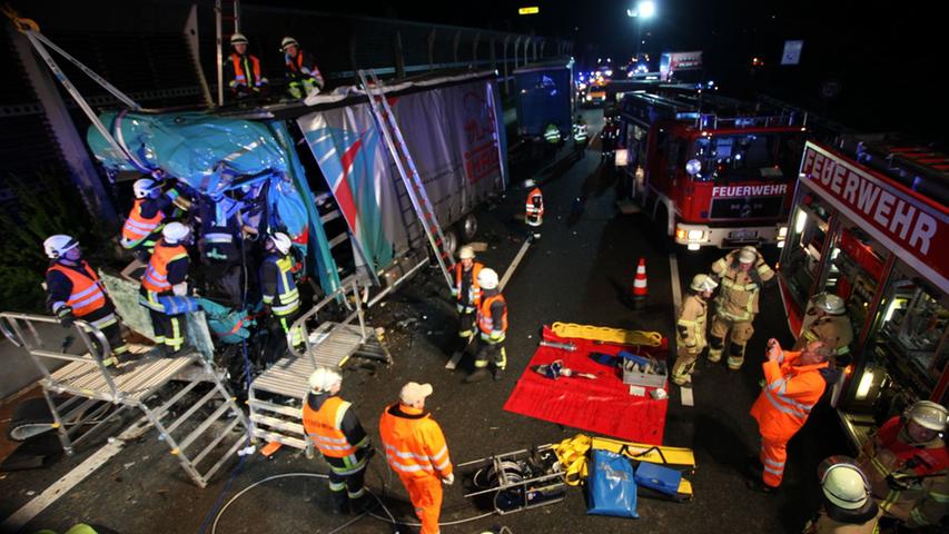 Fast ungebremst auf Pannen-Lkw: Trucker stirbt im Führerhaus