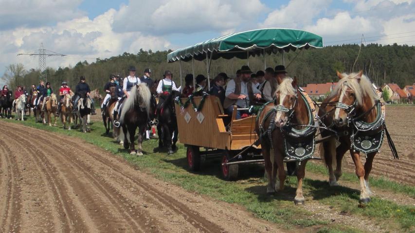 Die Pferdewallfahrt findet alljährlich zu Ehren des Schutzpatrons Sankt Georg statt.