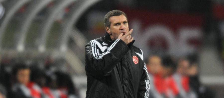 Einen Tag später wurde Thomas von Heesen offiziell als neuer Trainer des 1. FC Nürnberg vorgestellt. Den Abstieg konnte er jedoch nicht verhindern. Nach einem mäßigen Start in die 2. Fußball-Bundesliga 2008/09 war er in Nürnberg in die Kritik geraten, speziell bei Präsident Michael A. Roth, der ihm mangelnde Identifikation mit dem Verein vorwarf. Am 28. August 2008 gab von Heesen schließlich seinen Rücktritt bekannt. Einen Tag später wurde Thomas von Heesen offiziell als neuer Trainer des 1. FC Nürnberg vorgestellt. Den Abstieg konnte er jedoch nicht verhindern. Nach einem mäßigen Start in die 2. Fußball-Bundesliga 2008/09 war er in Nürnberg in die Kritik geraten, speziell bei Präsident Michael A. Roth, der ihm mangelnde Identifikation mit dem Verein vorwarf. Am 28. August 2008 gab von Heesen schließlich seinen Rücktritt bekannt.