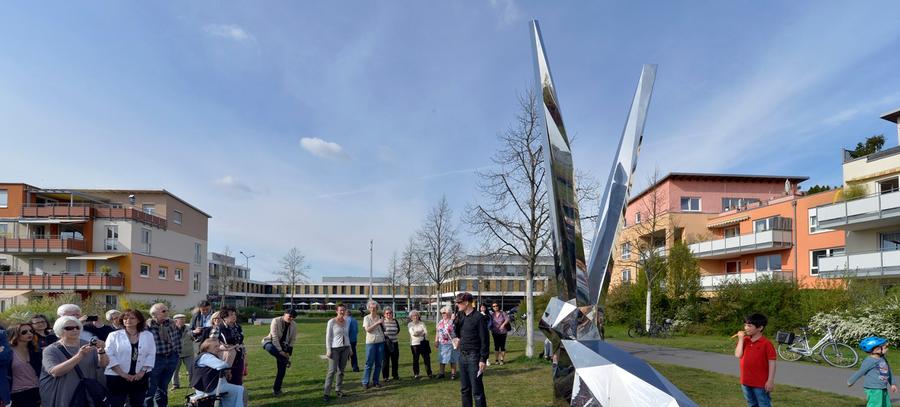 Mit ihrer künstlerischen Idee, einen beinahe vier Meter hohen Hasen aus Edelstahlplatten im Röthelheimpark zu platzieren, setzte sich 2015 die Künstlergruppe "inges idee" in einem von der Stadt Erlangen ausgeschriebenen Wettbewerb durch - und sorgte natürlich für reichlich Diskussionen.