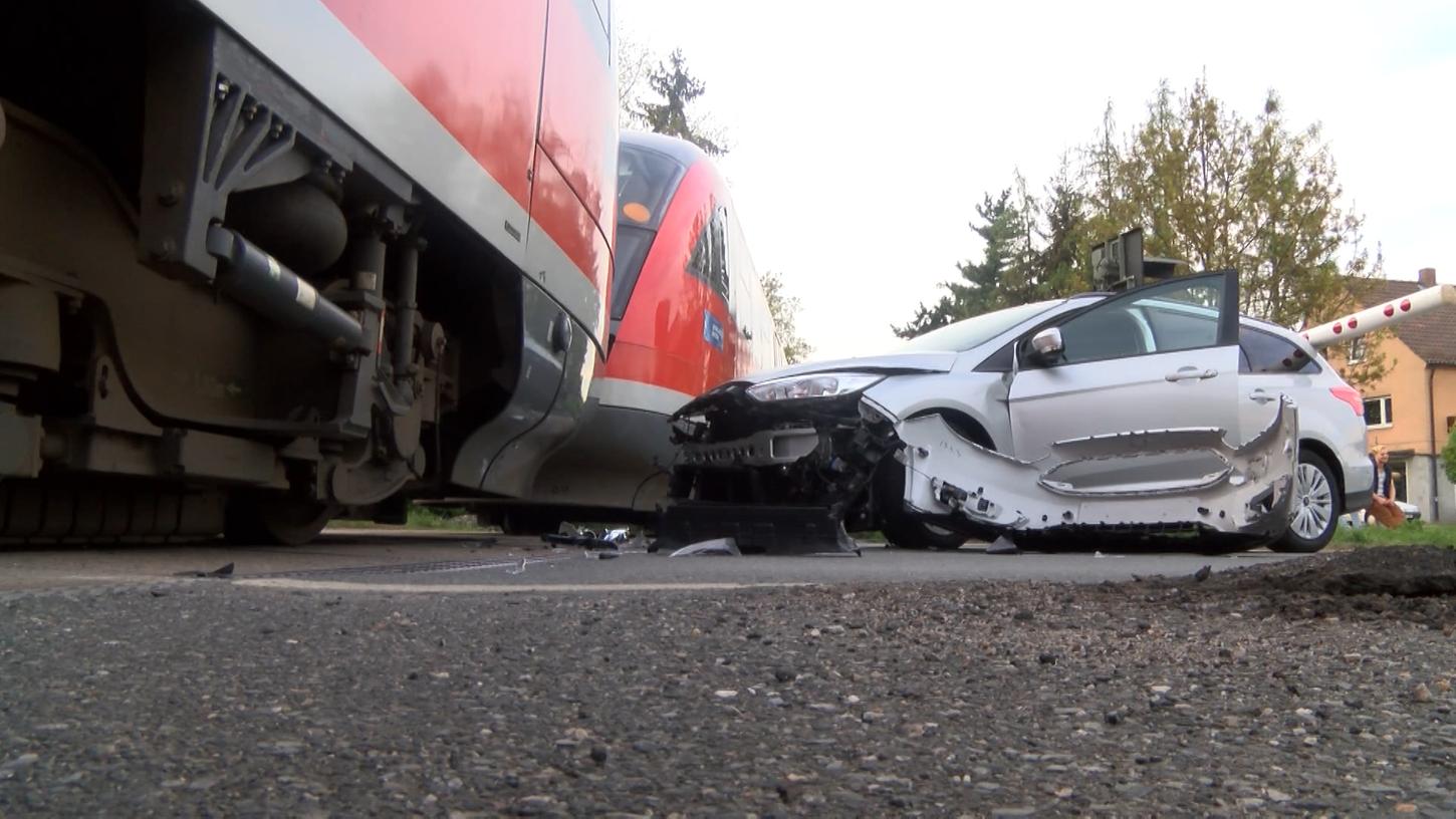 Dieses Fahrzeug wurde am Dienstagabend von einem Zug erfasst - die Fahrerin blieb unverletzt.