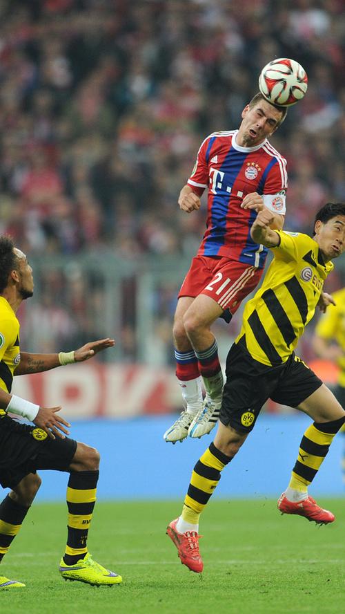 Die Partie ist von Beginn an umkämpft. Bayern-Kapitän Lahm überspringt Dortmunds Kagawa deutlich.