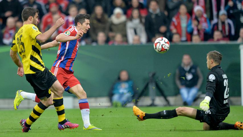 In der 29. Minute geht Lewandowski nach einem Dortmunder Ballverlust auf und davon. Er chippt die Kugel über BVB-Keeper Langerak hinweg an den Pfosten, ehe ...