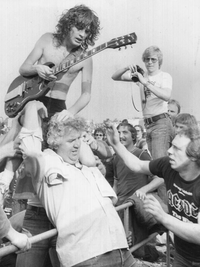 Stagedivender Gitarrengott auf dem Zeppelinfeld: Angus Young reitet samt Gitarre über seine Fans.