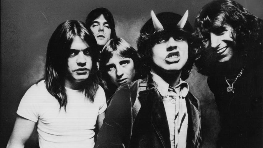 In dieser Besetzung traten sie in den 70er Jahren auf (v.li.): Malcolm Young, Cliff Williams, Phil Rudd, Angus Young und Bon Scott.
