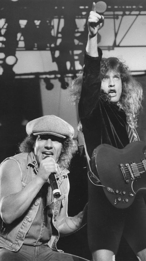We salute you! Brian Johnson und Angus Young am 2. September 1984 im Frankenstadion als Headliner von "Monsters of Rock". Mit dabei damals auch Van Halen, Ozzy Osbourne, Dio, Accept, Gary Moore und Mötley Crüe.