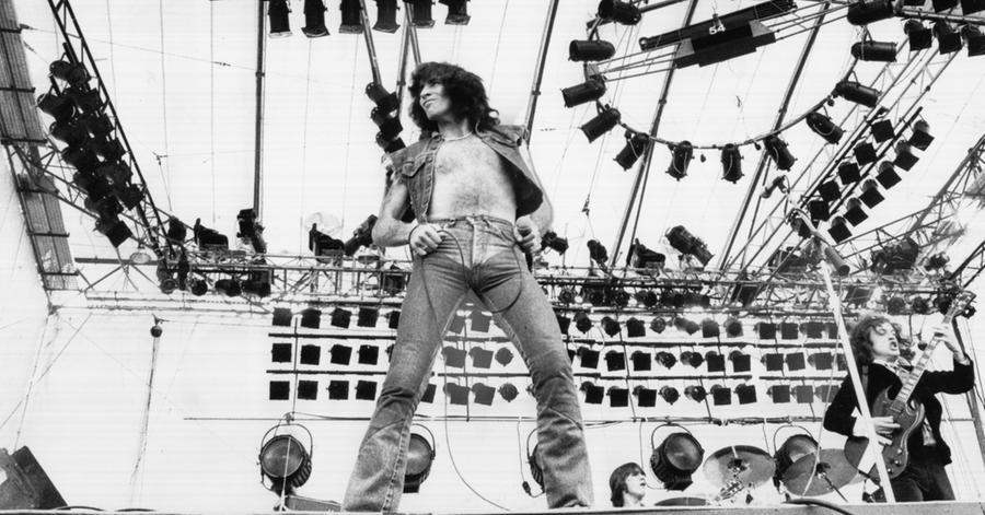 Ja, auch die Legende war schon hier: Bon Scott, der viel zu früh verstorbene Sänger, 1979 auf dem Zeppelinfeld in Nürnberg.