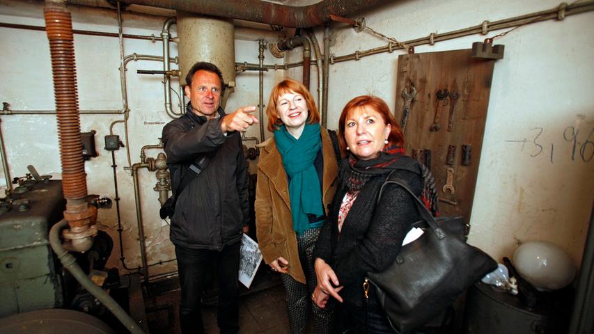 Ralf Arnold führt Gabriele Moritz und Brigitte Korn von den städtischen Museen durch die Bunkeranlage.