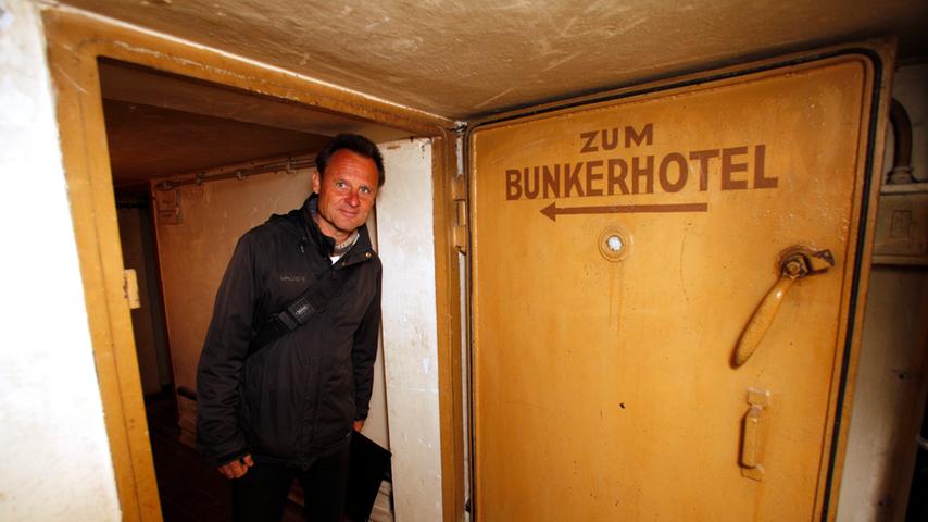 Ralf Arnold vom Förderverein Nürnberger Felsengänge begrüßt Besucher des ehemaligen Bunkerhotels.