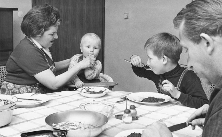 Am Mittagstisch versammelt sich die Familie. Viel Ruhe hat Mutter Grete jedoch nicht, weil Klein-Gerhard statt zu essen, immer wieder Fisimatenten machen will. Hier geht es zum Artikel: Zwischen Ehe und Beruf .