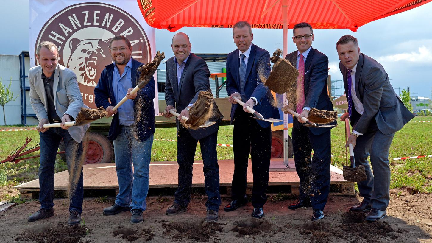 Jörg Binkert, Jonas Langenbuch, Stefan Stretz, Oberbürgermeister Ulrich Maly, Michael Fraas und Stefan Stang beim Spatenstich. Jörg Binkert, Jonas Langenbuch, Stefan Stretz, Oberbürgermeister Ulrich Maly, Michael Fraas und Stefan Stang beim Spatenstich.