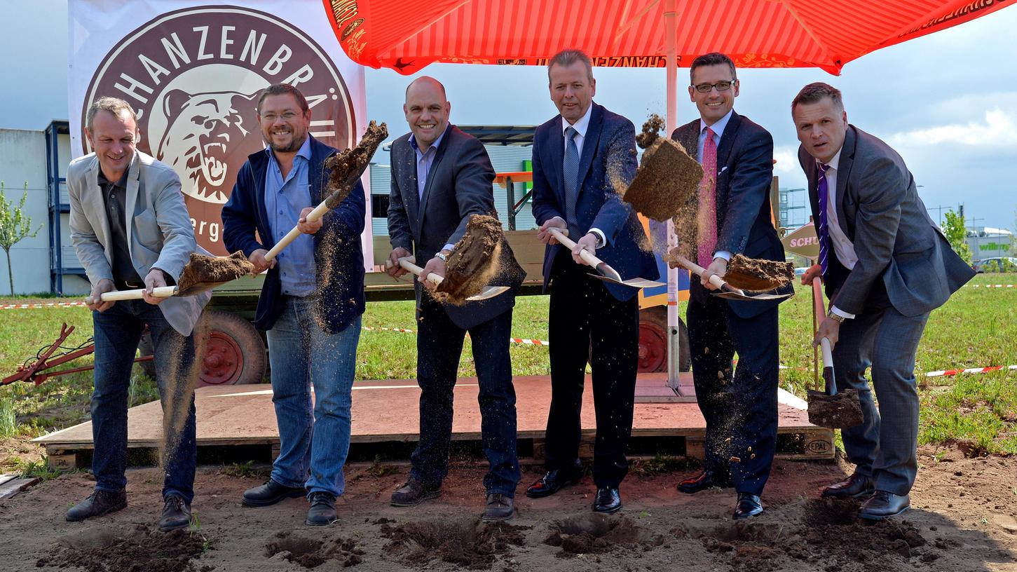 Jörg Binkert, Jonas Langenbuch, Stefan Stretz, Oberbürgermeister Ulrich Maly, Michael Fraas und Stefan Stang beim Spatenstich.