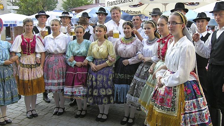 Böller, Goaßlschnalzer und ungarische Tänze