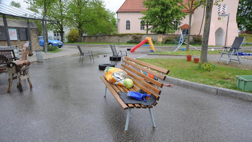 Egal ob Kinderrutsche, Autositz oder Gartenschlauch, alles was nicht niet- und nagelfest war, hat die Möninger Dorfjugend während der vergangenen Freinacht im Ortskern zusammengetragen.