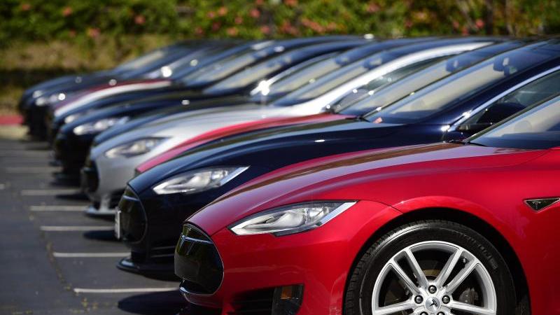 Der Elektroauto-Hersteller Tesla fährt seine Produktion schneller hoch als geplant.