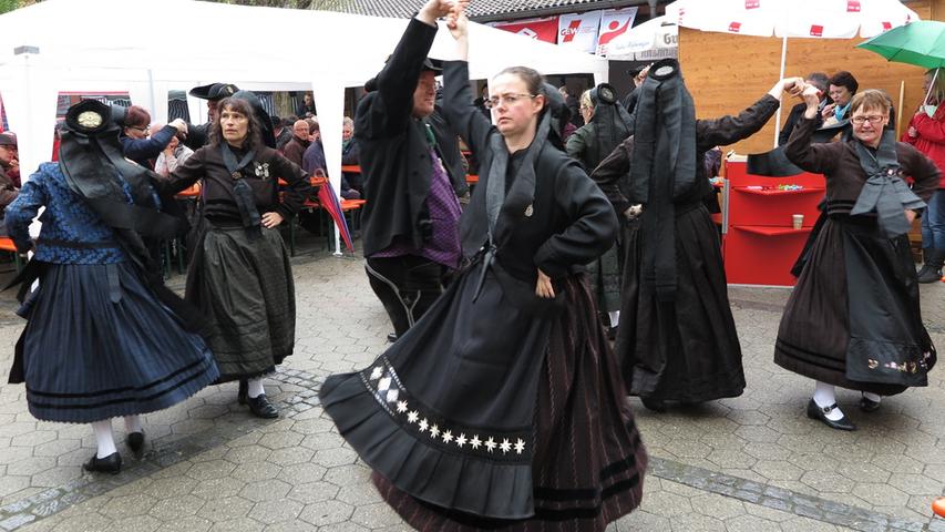 In ihren historischen Gewändern zeigten aber auch die großen Trachtler ihr tänzerisches Können.