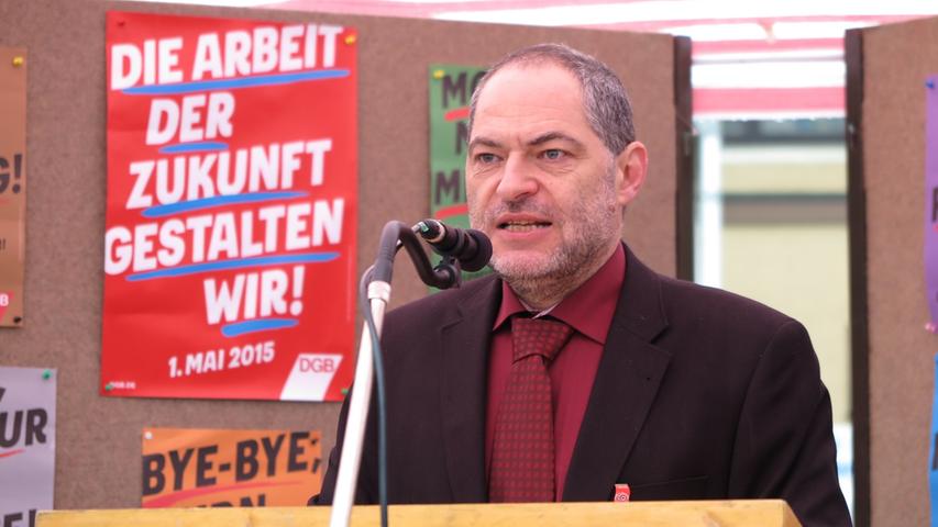 "Das deutsche Jobwunder ist prekär", kritisierte Kreisvorsitzender Willi Ruppert am 01. Mai bei der Maikundgebung in Treuchtlingen und hielt dem selbstbewusst die Forderung des DGB zum Tag der Arbeit entgegen: "Die Arbeit der Zukunft gestalten wir!"