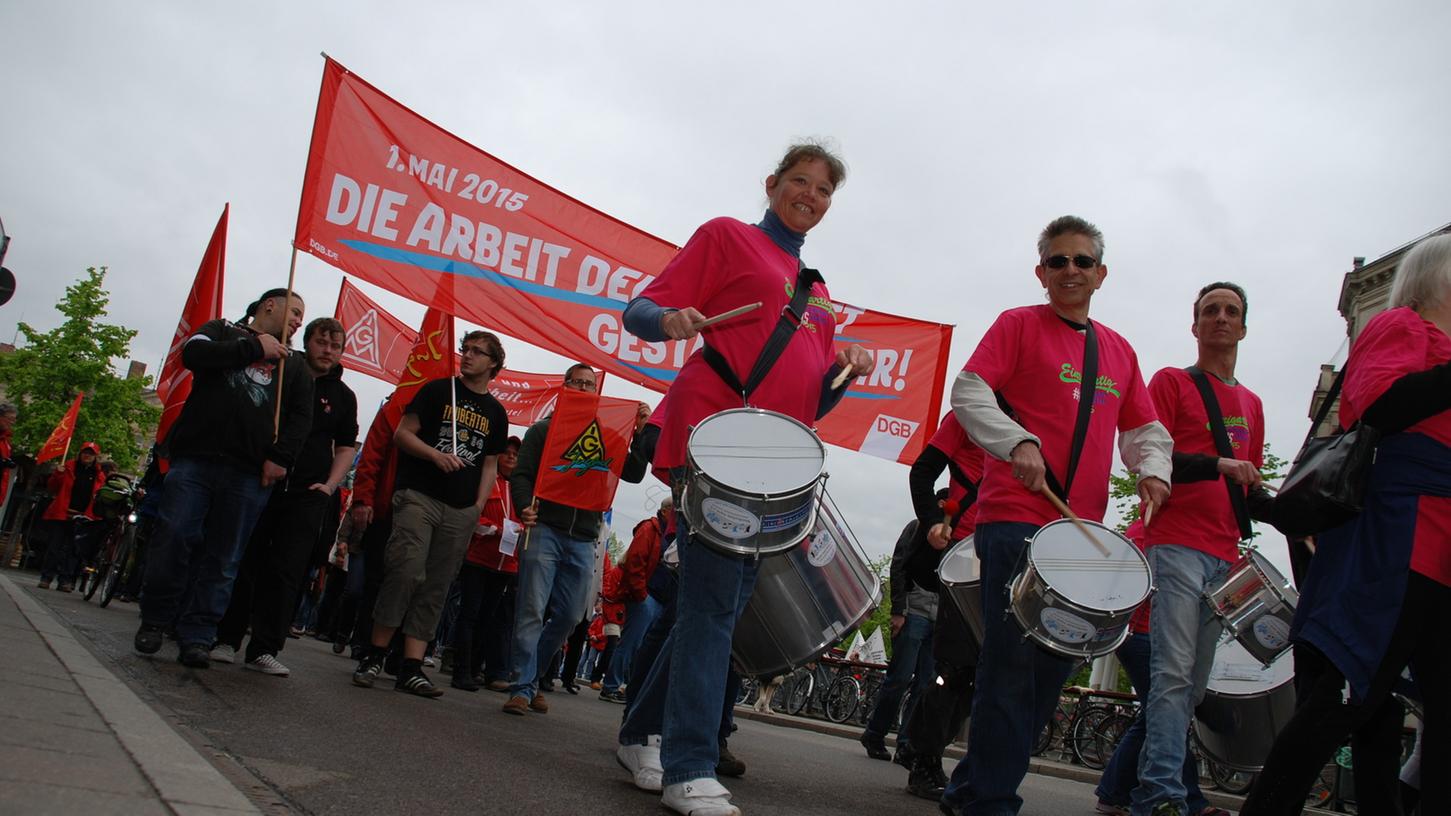 Trommeln gegen Ungleichheit bei Mai-Demo in Fürth