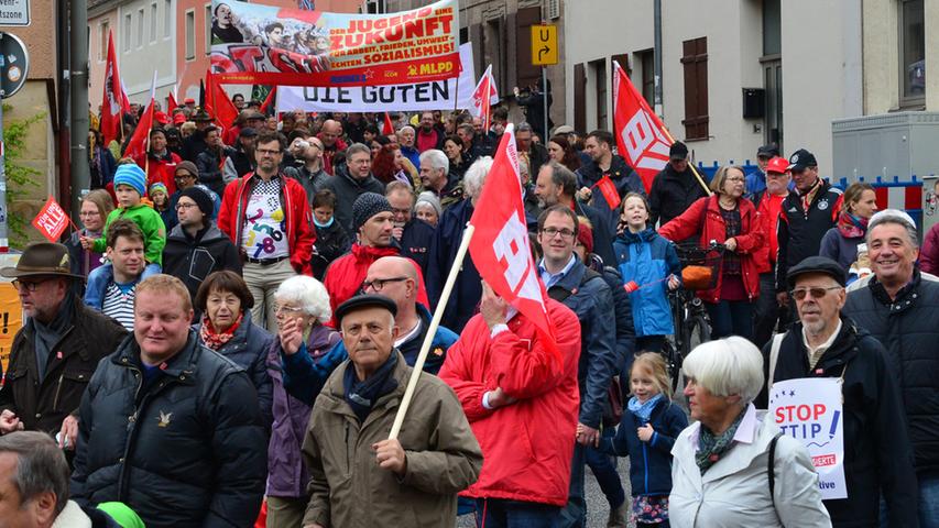 Trommeln für Gerechtigkeit: Maidemo in Erlangen