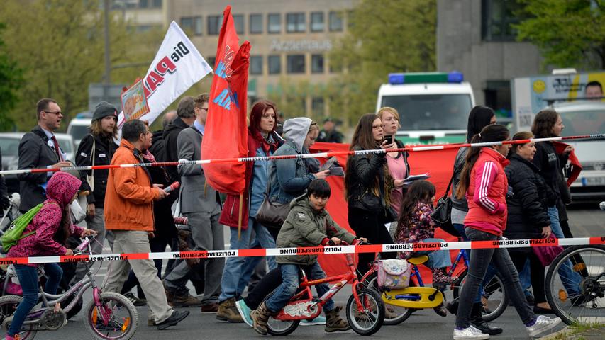 Nach Angaben der Polizei marschierten bei der revolutionären 1. Mai Demo rund 1400 Teilnehmer, darunter etwa 300 aus dem linksautonomen Spektrum, am Freitagnachmittag durch die Nürnberger Innenstadt.