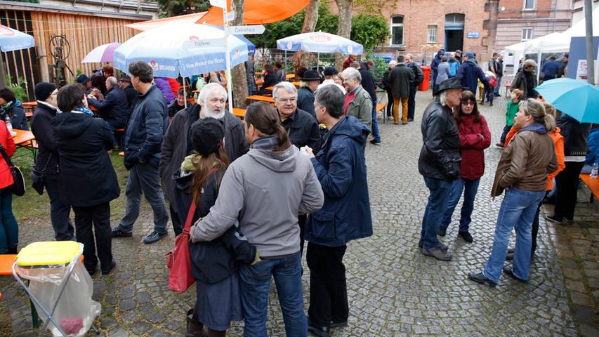 Rocken unterm Regenschirm: Maifest im Nürnberger Kuno