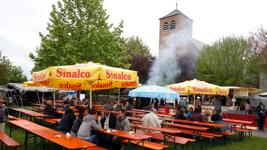 Maifest an der Thomaskirche: Großreuth feiert mit Kutschen und Bier