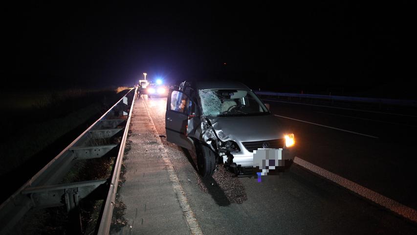 Auf der Autobahn 9 nahe Helmbrechts (Landkreis Hof) ist am Freitagabend ein Fußgänger von einem Auto angefahren und tödlich verletzt worden. Der 19-Jährige starb noch an der Unfallstelle.