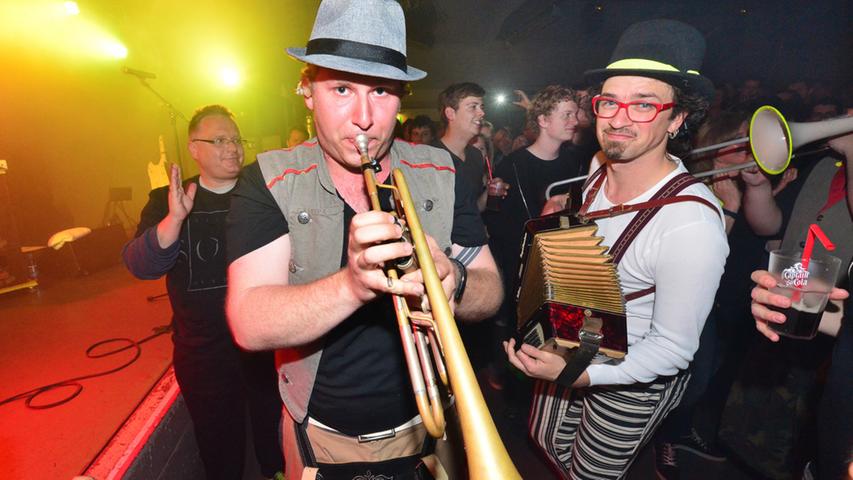 Eine musikalische Verbindung von Jahrhunderte altem Brauchtum mit modernen "Abgeh-Sounds" brachte die Band Kellerkommando in die Clubbühne des Erlanger E-Werks. Gut 400 Gäste waren begeistert.