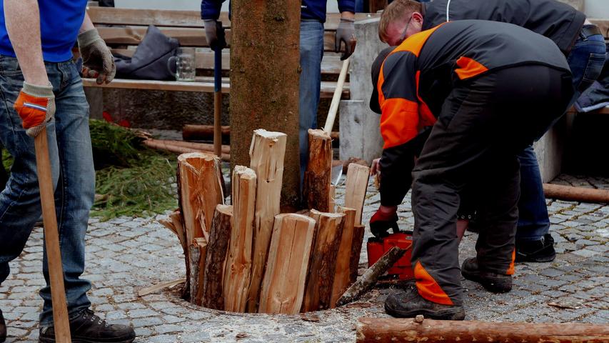 Gelebtes Brauchtum: Maibaumaufstellung in Markt Erlbach