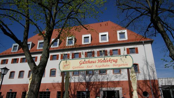 Im gemütlichen Gasthaus und Biergarten Heidekrug kann man in Zerzabelshof in ruhiger Lage mitten in der Großstadt entspannen. Es gibt ein großes Sortiment an Frankenweinen und Bieren, gepaart mit fränkischen Gerichten und eine täglich wechselnde Tageskarte. Nicht nur nach Feierabend ein guter Tipp. // Waldluststraße 67, 90480 Nürnberg
