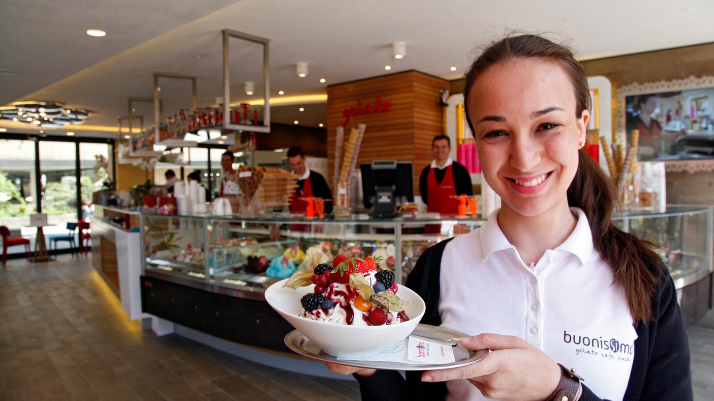 Rund 35 Sorten Eis kann man im Eis-Restaurant "Buonissimo" am Hauptmarkt genießen.