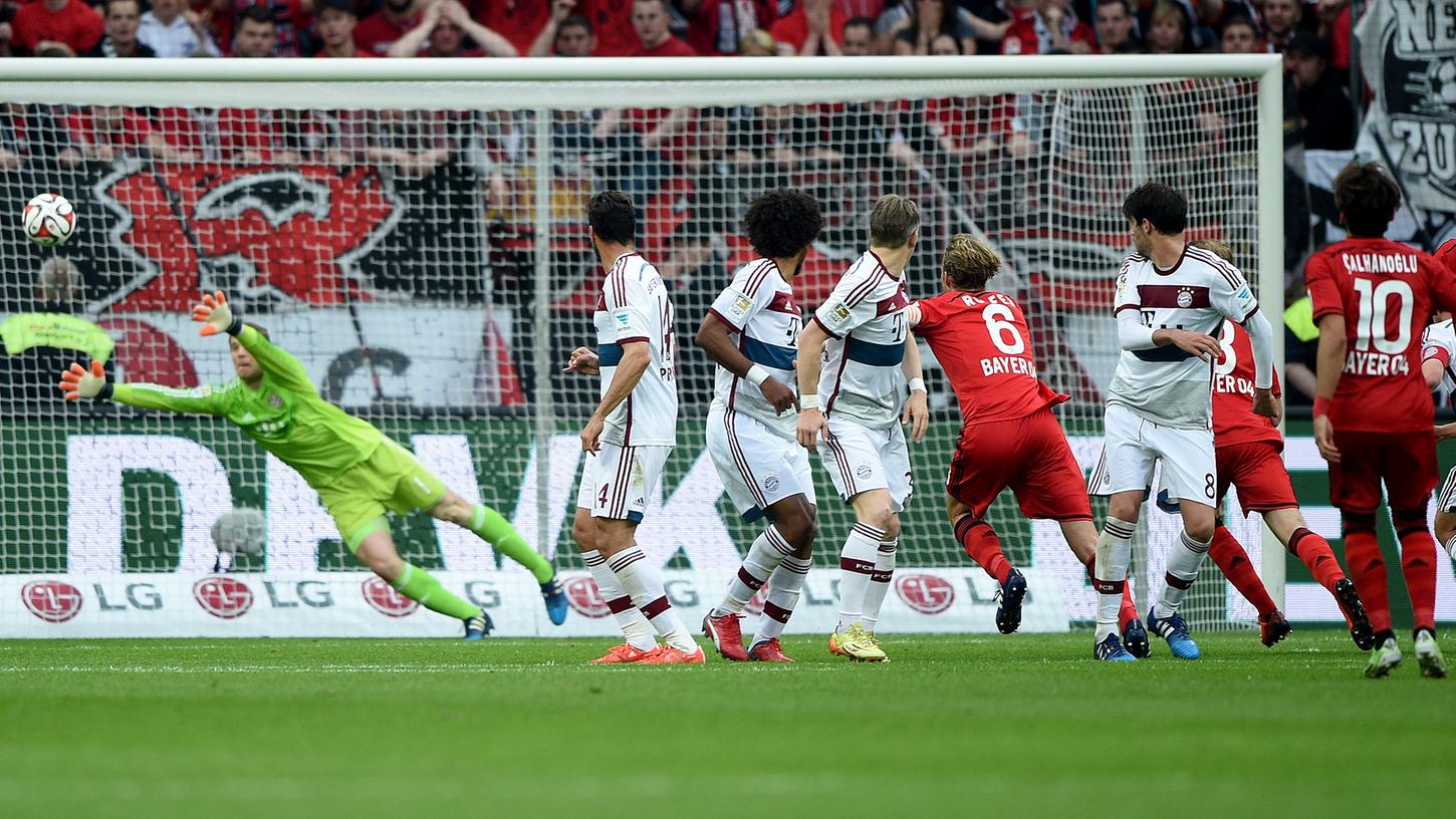 Die Leverkusener Führung: Gegen den Freistoß von Hakan Calhanoglu ist Manuel Neuer machtlos.