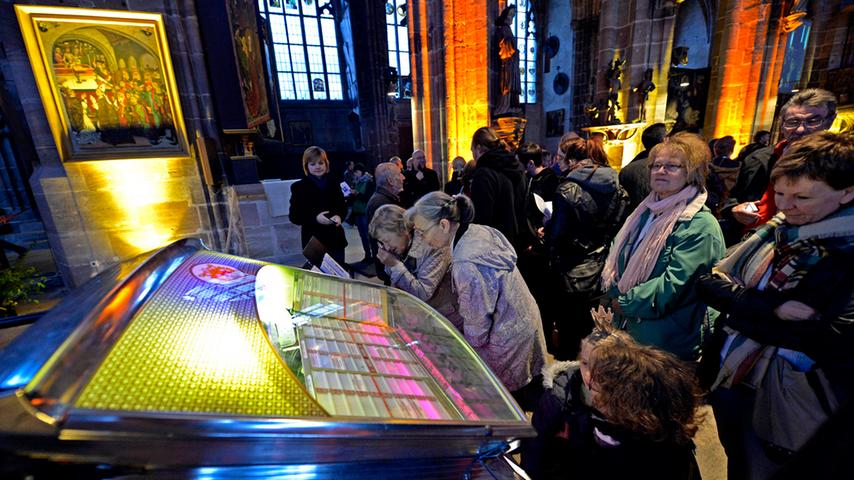 Optisch und akustisch verwandelte sich die Lorenzkirche zur Blauen Nacht in eine Jukebox. Die Besucher hatten die Qual der Wahl und konnten die Schallplatten genau unter die Lupe nehmen.