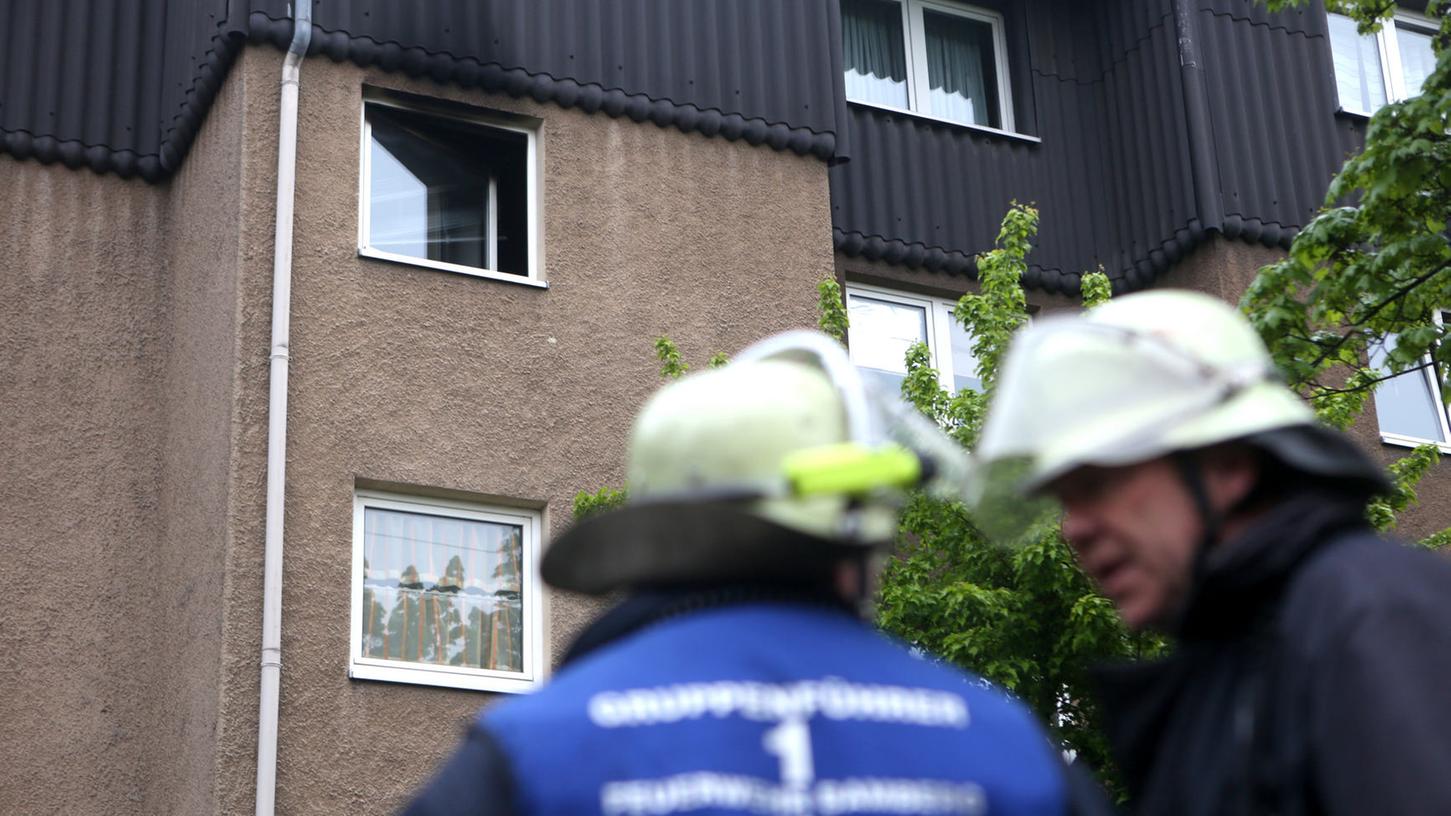 Schwarzer Ruß am Fenster der Bamberger Wohnung, in der es am Sonntagmorgen gebrannt hatte.