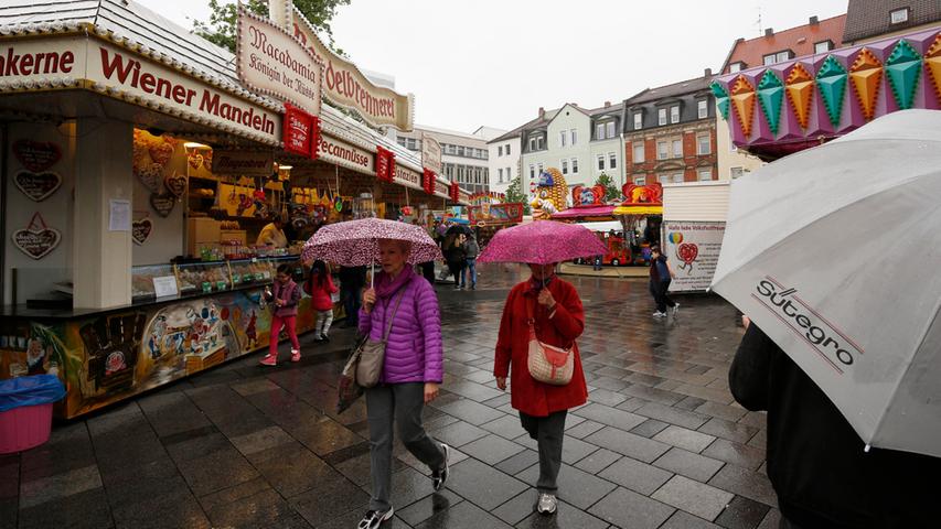Einkaufen im Regen beim verkaufsoffenen Sonntag in der Südstadt