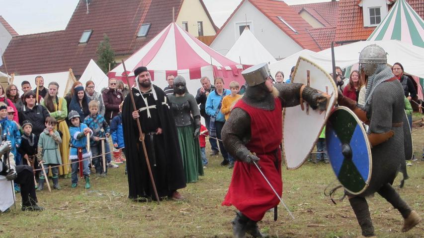 Rittermarkt und Sagenfest: Mittelalterspektakel am Heidenberg