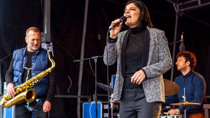 Die Schauspielerin und Sängerin Jasmin Tabatabai mit dem David-Klein-Quartett ist einer der  Höhepunkte beim Altort-Open-Air auf dem Wendelsteiner Martktplatz. Trotz des  Regens ist die Bühne bei der Chansonette, die ein angejazztes  Nostalgie-Schlager-Programm serviert, dicht belagert.