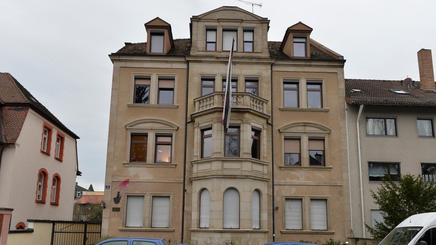 Farbbeutel aufs Haus der Frankonia Erlangen geworfen