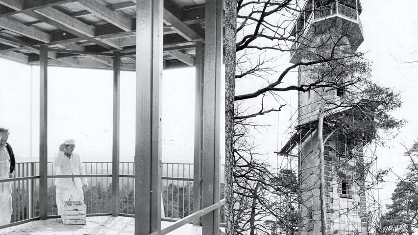 Der Schmausenbuck-Turm (r.) ragt zwar nur noch 27 m hoch in die Luft, bietet aber von der Aussichtskanzlei (li.) immer noch einen weiten Blick bis nach Fürth und den Hersbrucker Bergen. Hier geht es zum Artikel: Turm mit gläserner Kanzel.