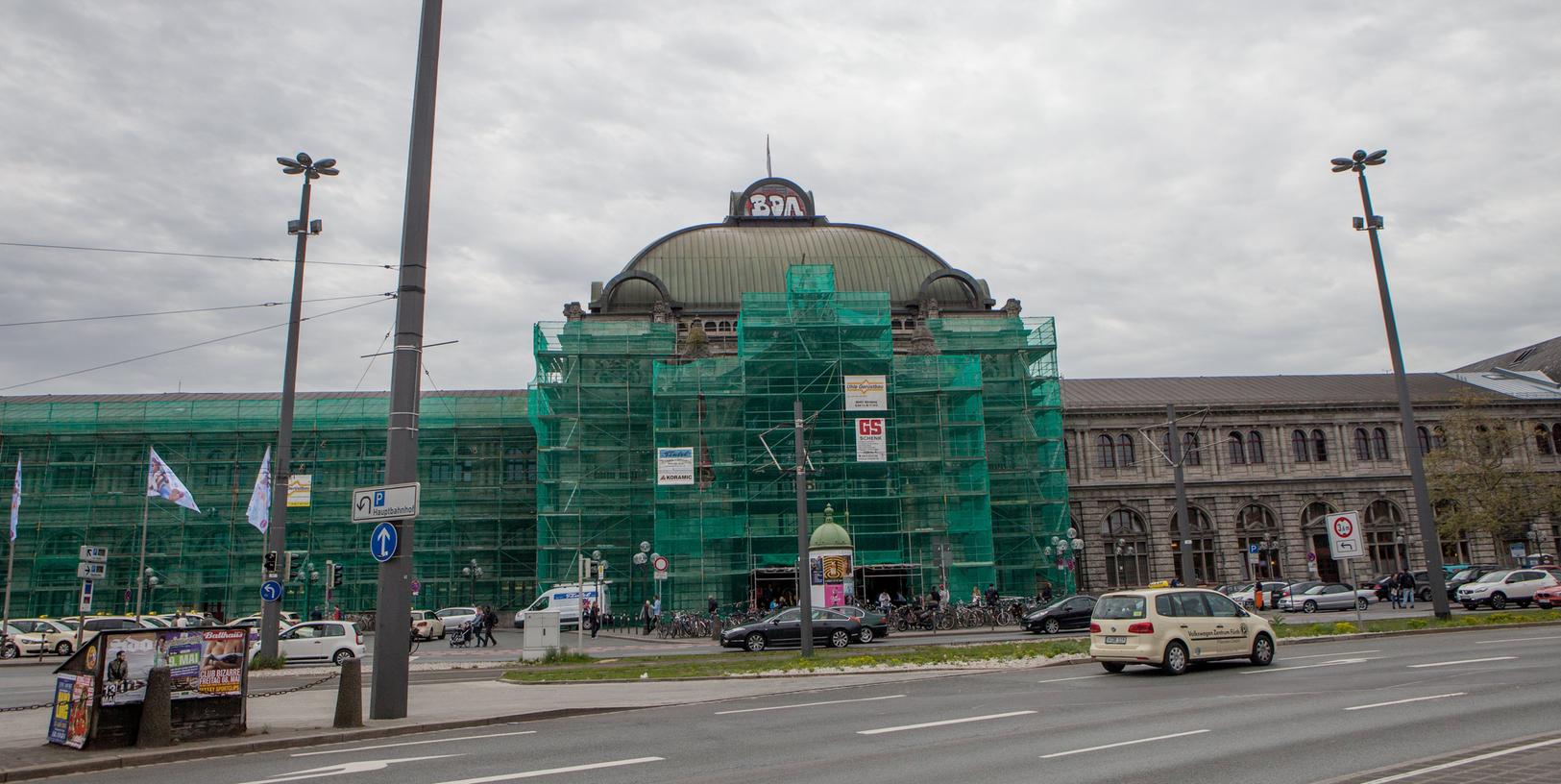 Die Kuppel des Bahnhofs Nürnberg wurde mit dem Zeichen "BDA" besprüht.
