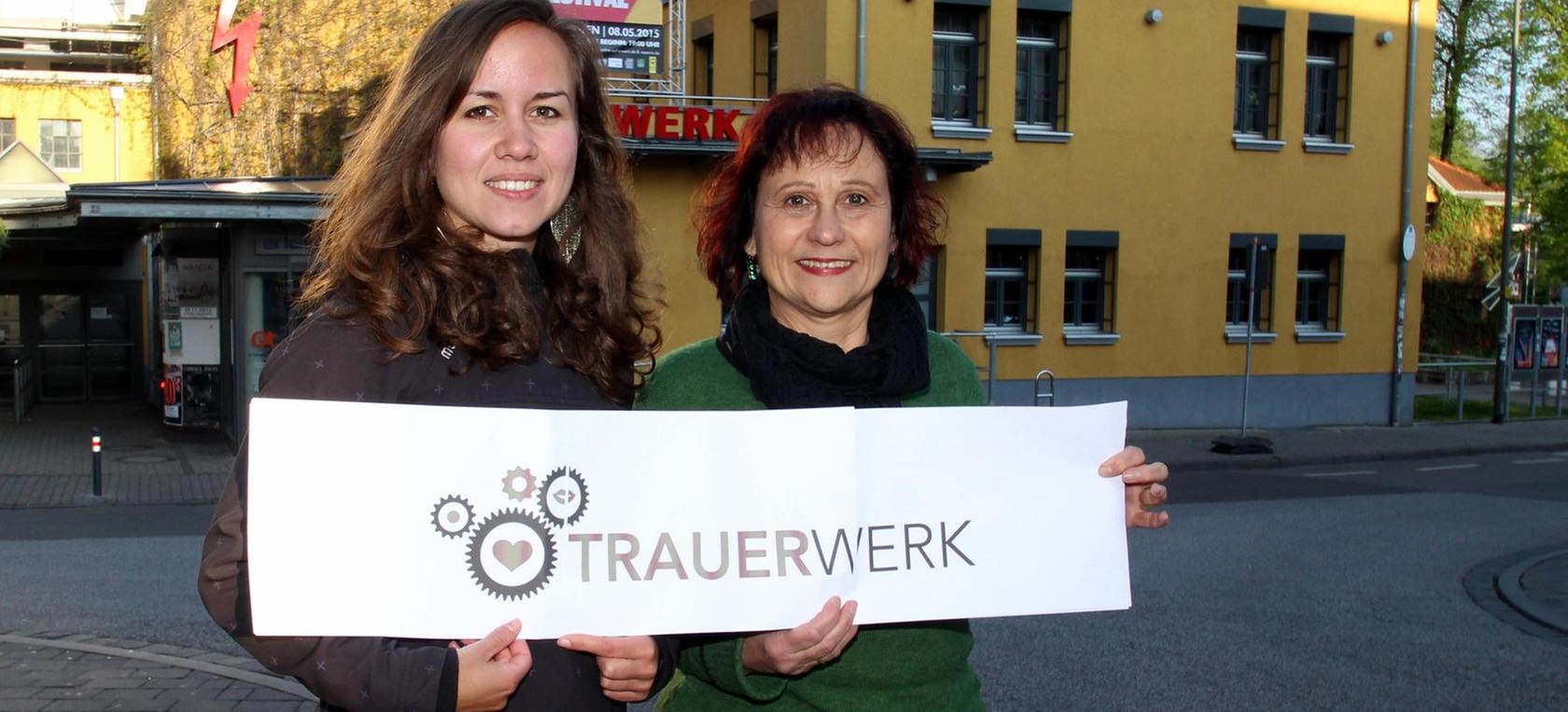 Ulrike Taukert (r.) und Eva-Maria Stelzer (l.) sind im Team, das die Trauerbegleitung für Jugendliche und junge Erwachsene im E-Werk betreut.
