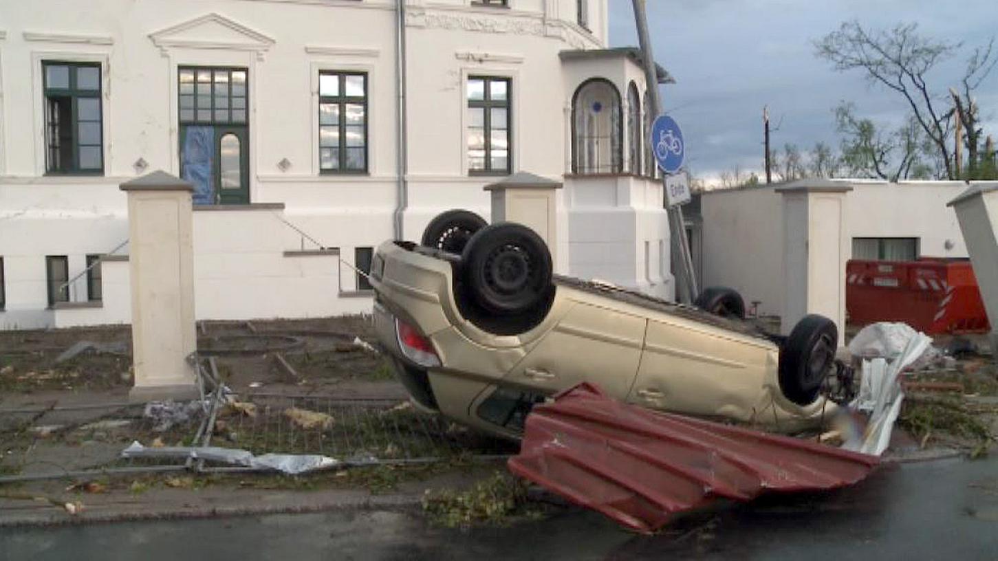 Kaum ein Ort war so stark von dem Unwetter betroffen wie die 8000-Einwohner-Stadt Bützow. Mehr als 150 Einsatzkräfte waren bis tief in die Nacht damit beschäftigt, Trümmerteile von den Straßen zu entfernen.