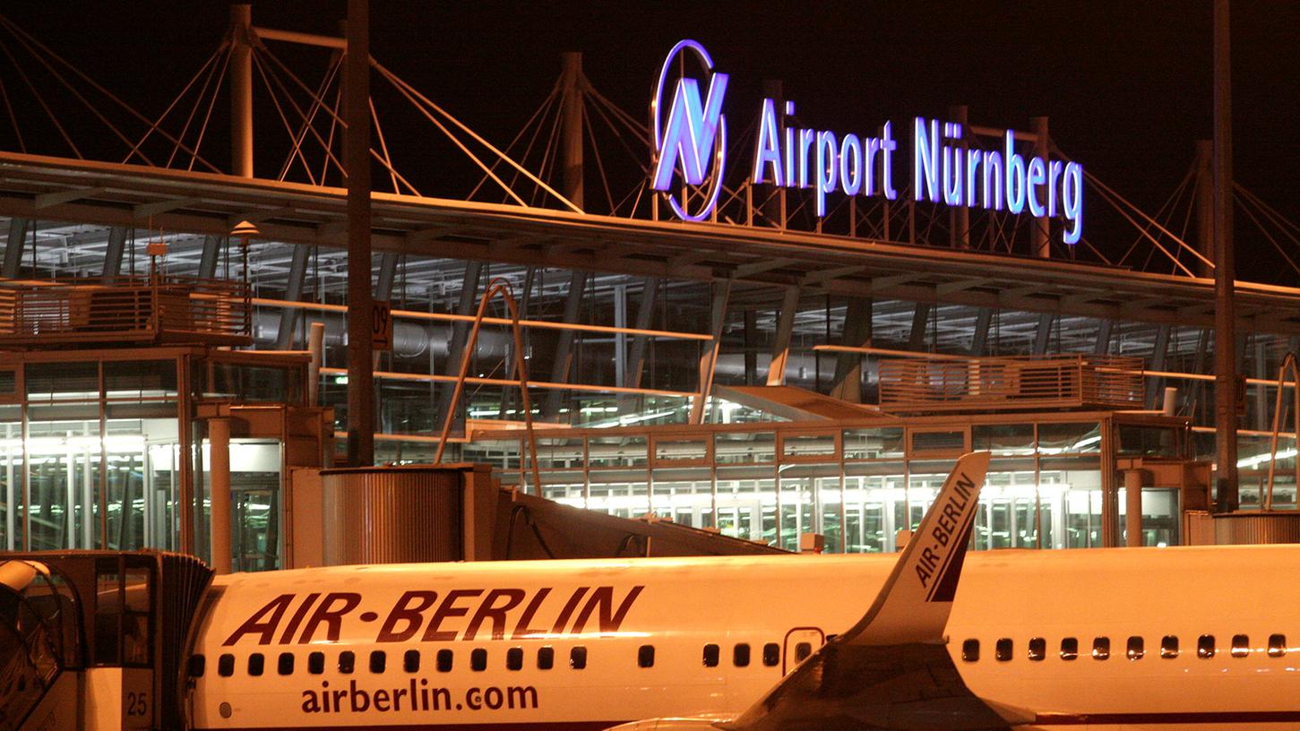 17 Flugzeuge starten oder landen im Schnitt jede Nacht am Nürnberger Flughafen. Darunter sind Ferienflieger, Frachtmaschinen und Ambulanzflugzeuge - auch der Rettungshubschrauber ist nachts unterwegs.