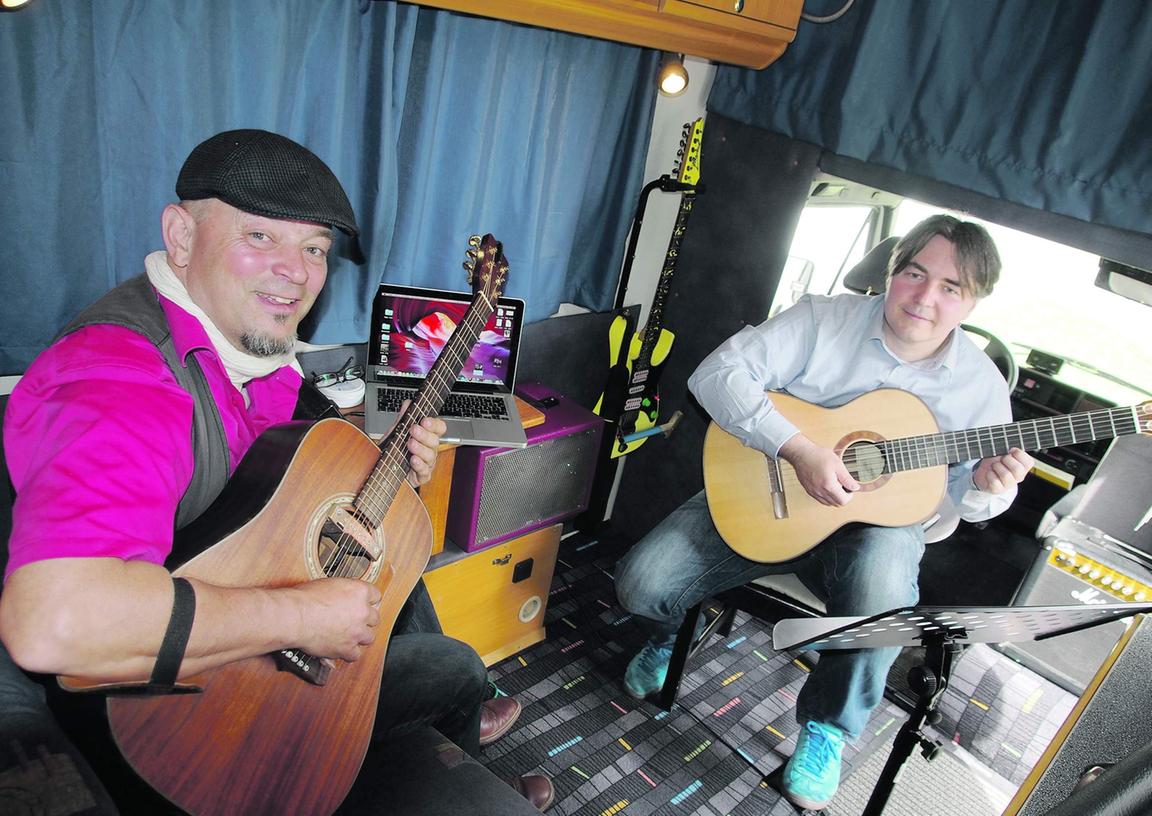 Werner Thoma (links) übt mit seinem Schüler Karsten Bornhöft ein Stück von Maroon 5, doch diesmal nicht in der Musikschule in Bad Windsheim, sondern im neuen mobilen Musikstudio – einem entsprechend eingerichteten Wohnmobil Werner Thoma (links) übt mit seinem Schüler Karsten Bornhöft ein Stück von Maroon 5, doch diesmal nicht in der Musikschule in Bad Windsheim, sondern im neuen mobilen Musikstudio – einem entsprechend eingerichteten Wohnmobil