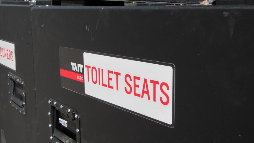 Ein Schild mit viel Interpretationsspielraum. Brauchen die AC/DC-Rocker eigene Toilettensitze? Oder ist das etwa Merchandising?