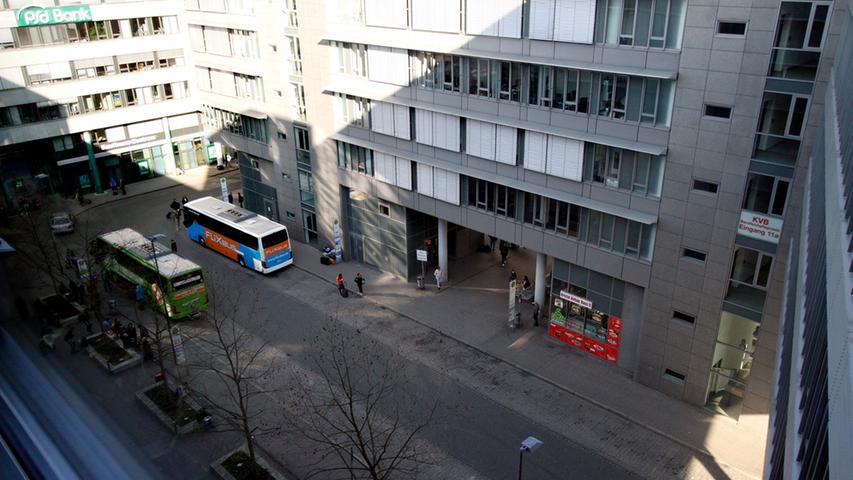 ... folgt der Umbau. Das Ergebnis, nunja. Im März 2002 rollen wieder die ersten Busse in den ZOB am Willy-Brandt-Platz. Die Busfahrer sind allerdings herb enttäuscht und taufen den Busbahnhof 