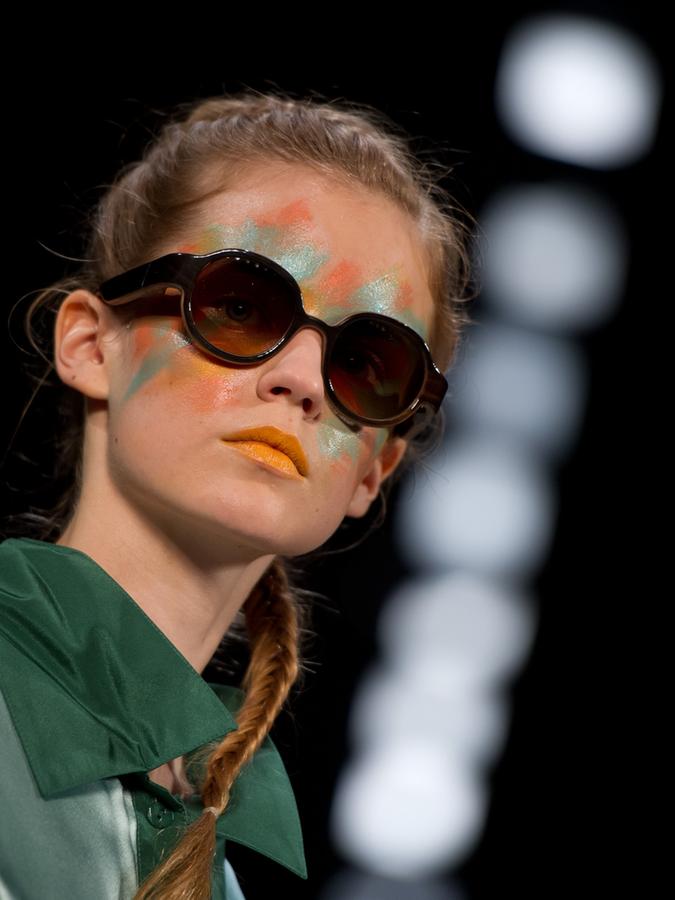 Ein Model präsentiert eine Kreation für Frühjahr/Sommer 2015 der Modedesignerin Rebekka Ruetz auf der Mercedes-Benz Fashion Week in Berlin.