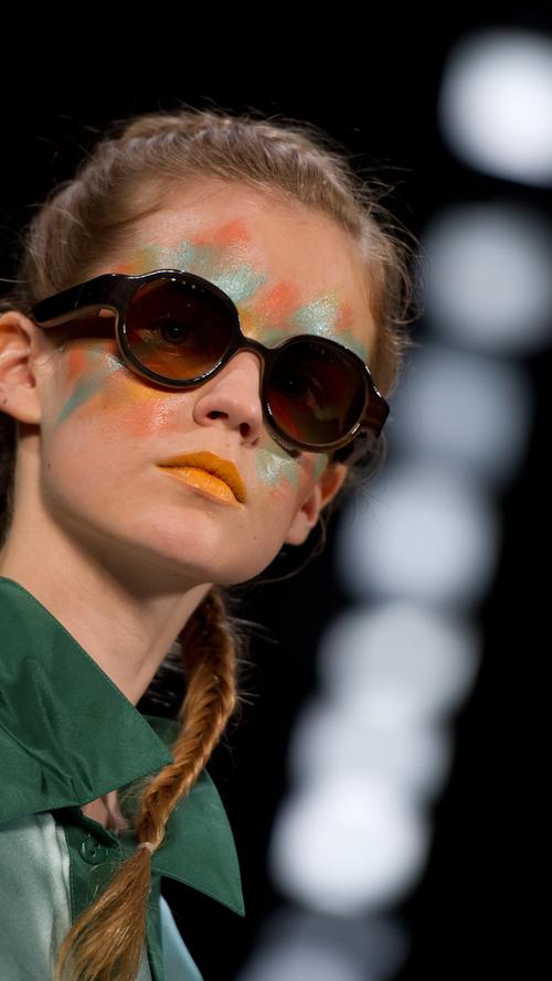 Kommt nie aus der Mode: Ein klassisches Kunststoffmodell mit dunklen Gläsern. Ein Model präsentiert eine neue Kreation für Frühjahr/Sommer 2015 der Modedesignerin Rebekka Ruetz auf der Mercedes-Benz Fashion Week in Berlin.